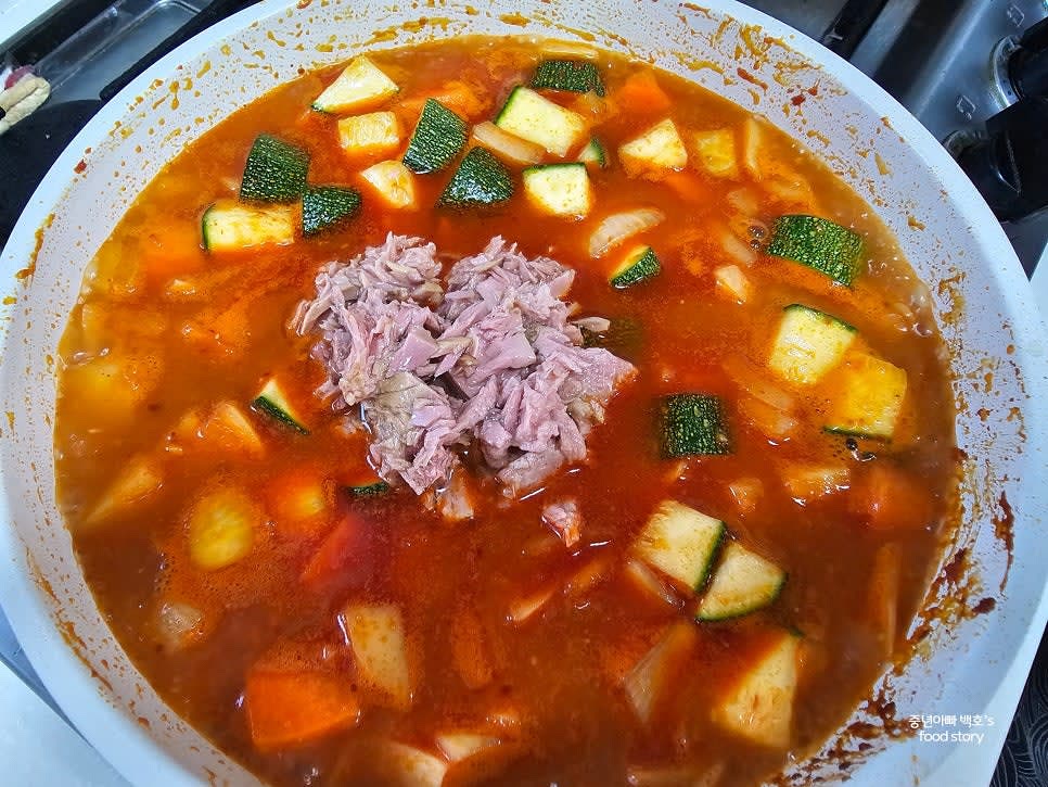 참치캔 1개를 기름째 넣고 센 불에서 팔팔 끓입니다.