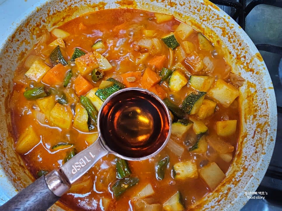 간을 보고 부족하다면 참치 액젓 1스푼을 넣어 감칠맛을 더해줍니다.