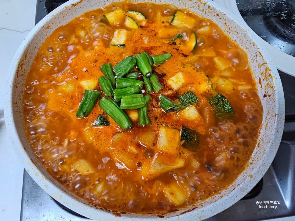 마지막으로 꽈리고추를 넣고 한소끔 끓인 후 불을 끕니다.