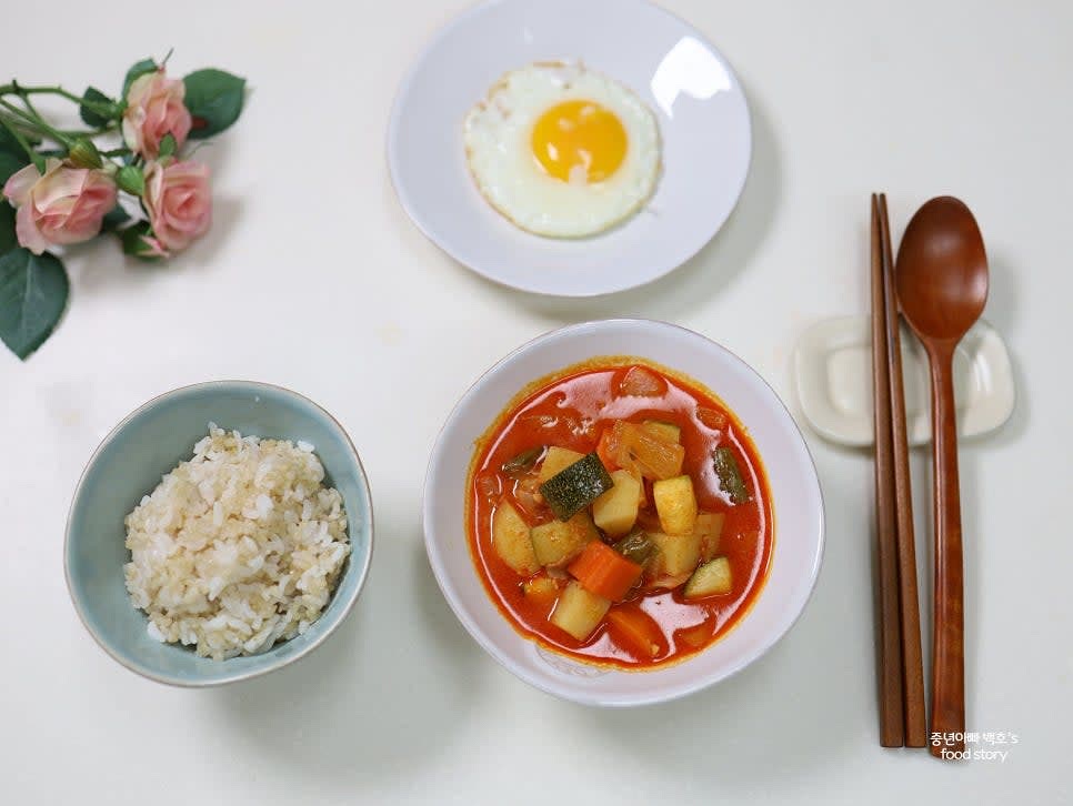 그릇에 담아 계란프라이와 김치 등과 함께 서빙합니다.