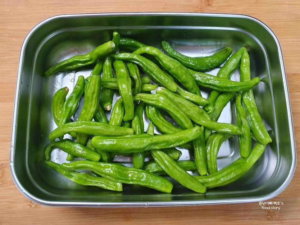 씻은 꽈리고추의 꼭지를 하나씩 제거합니다.