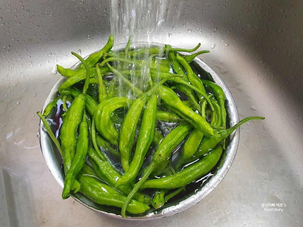 꼭지를 따지 말고 흐르는 물에 꽈리고추를 깨끗이 씻어줍니다.