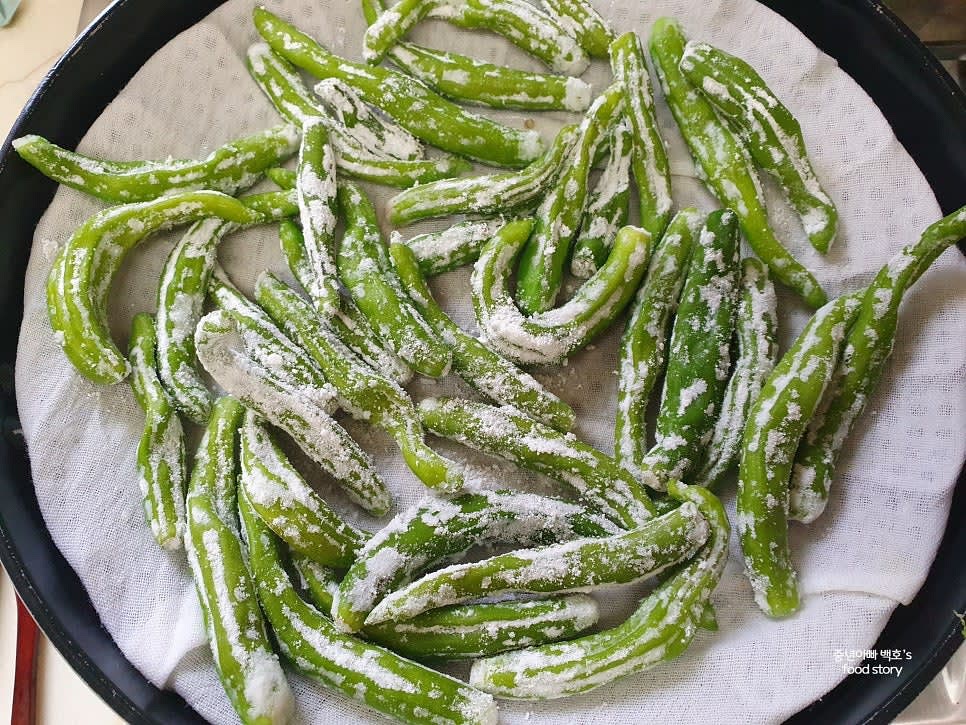 찜기에 물을 팔팔 끓이고 면포를 깔아 재료를 겹치지 않게 올려줍니다.