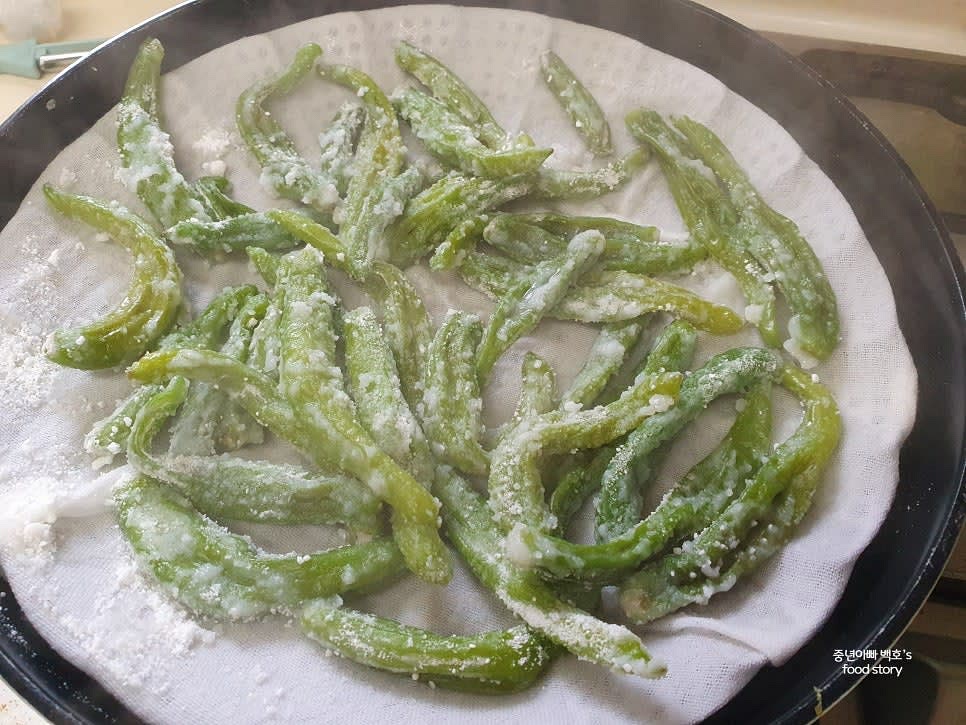 찜기에 넣고 3~5분 동안 쪄줍니다. (아삭한 맛: 3분, 부드러운 맛: 5분)