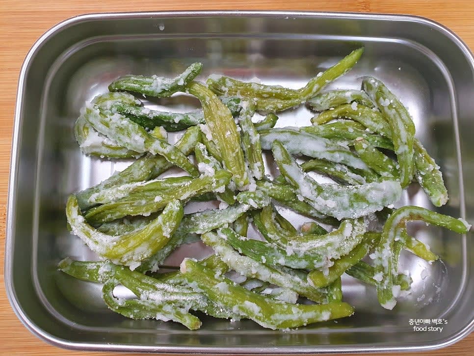 찐 꽈리고추를 꺼내 한 김 식혀줍니다.