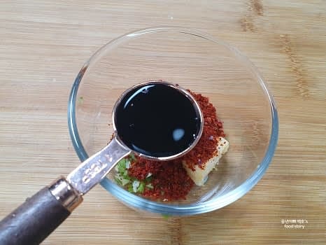고춧가루 2스푼, 양조간장 1스푼, 매실액 1스푼, 알룰로스 1스푼(또는 다른 단맛 재료)을 추가합니다.