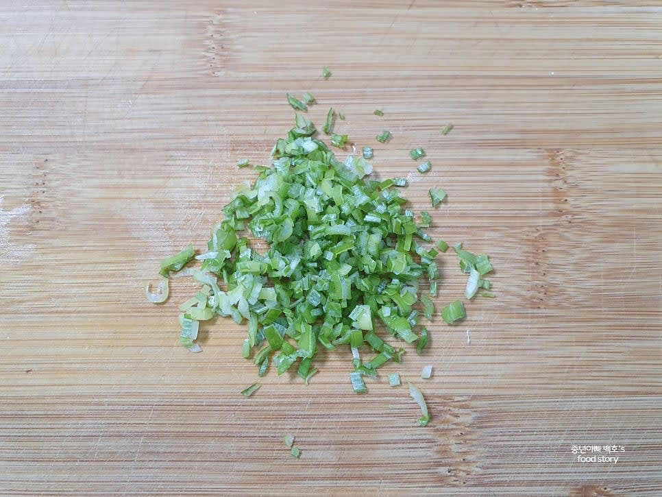 대파 1스푼 분량을 다지고, 다진 마늘 1/2스푼과 함께 양념 볼에 넣습니다.
