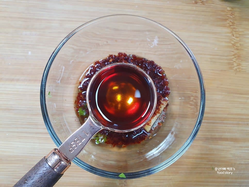 참기름 1스푼, 통깨 1스푼을 넣고 양념을 잘 섞어줍니다.