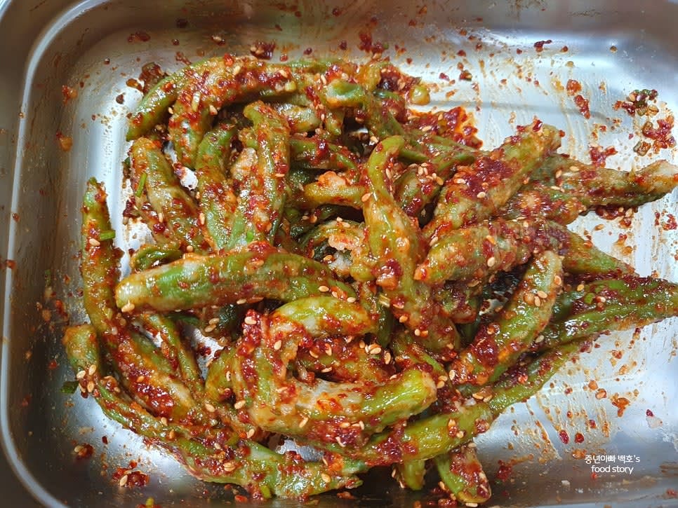 한 김 식힌 꽈리고추에 양념을 골고루 넣고 살살 버무립니다.