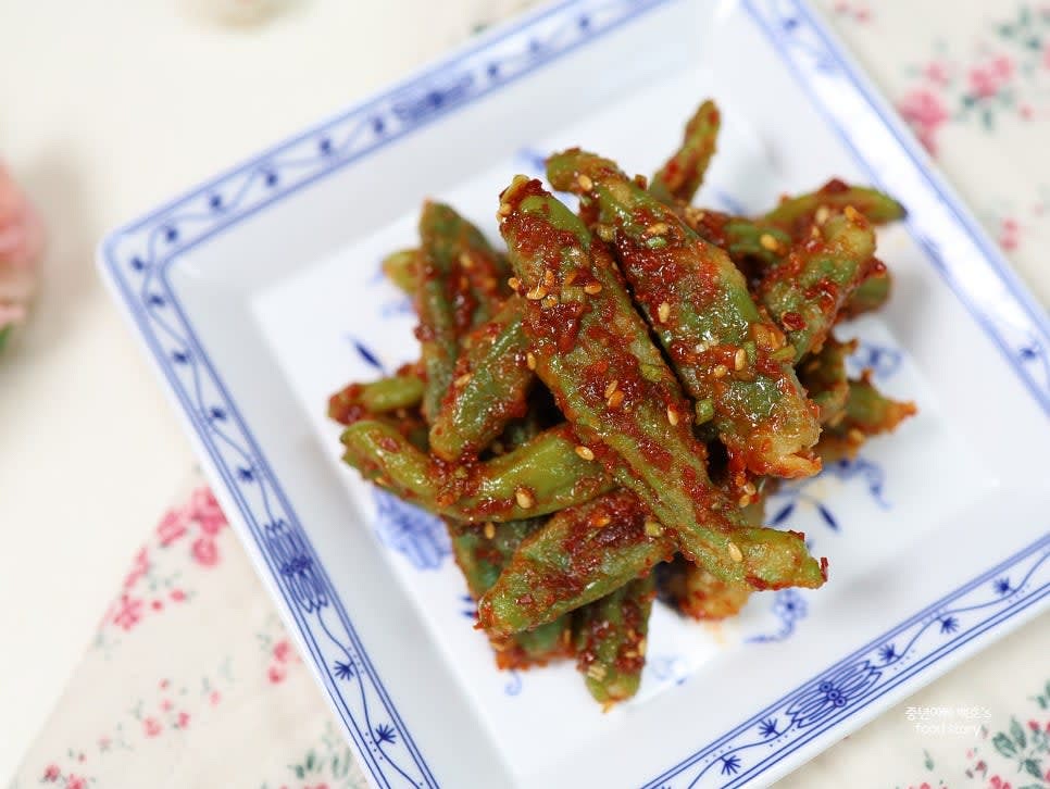 그릇에 담아 플레이팅하면 꽈리고추찜 무침 완성됩니다.