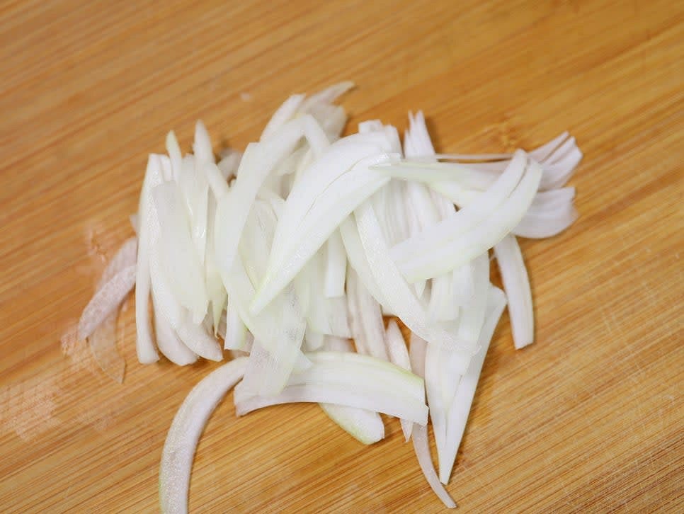 양파를 얇게 채 썰고 새송이버섯을 비슷한 크기로 채 썰어 준비합니다.