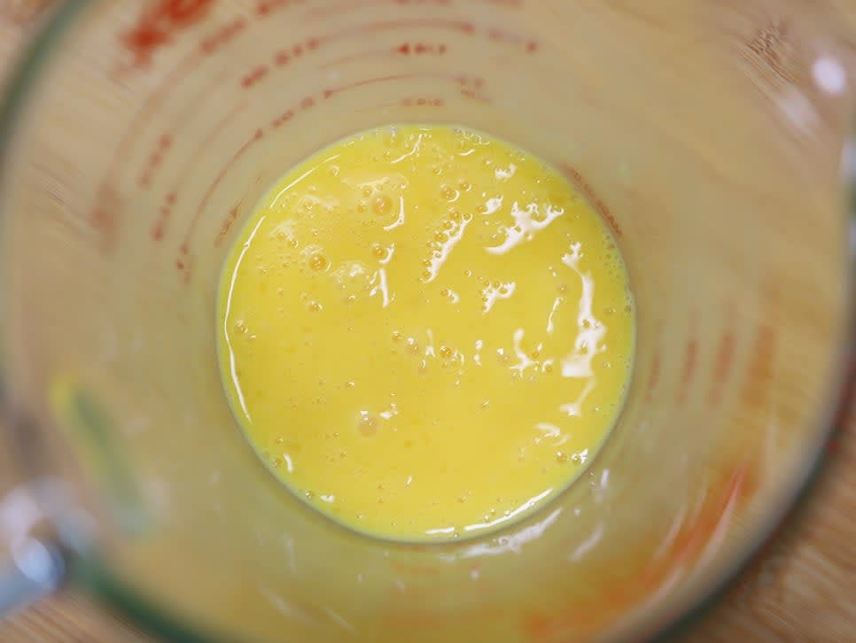 계란 3알을 잘 풀어 준비합니다.