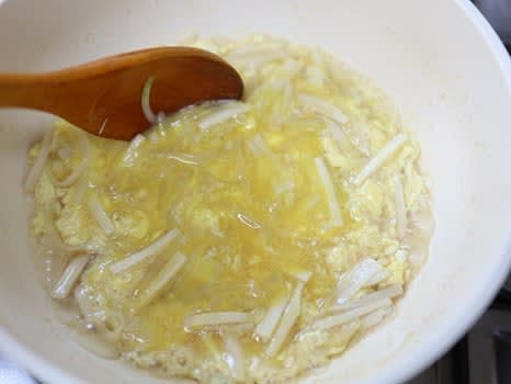 물이 끓으면 계란물을 팬에 넣고 중약 불로 줄인 후 살살 저어가며 졸입니다.