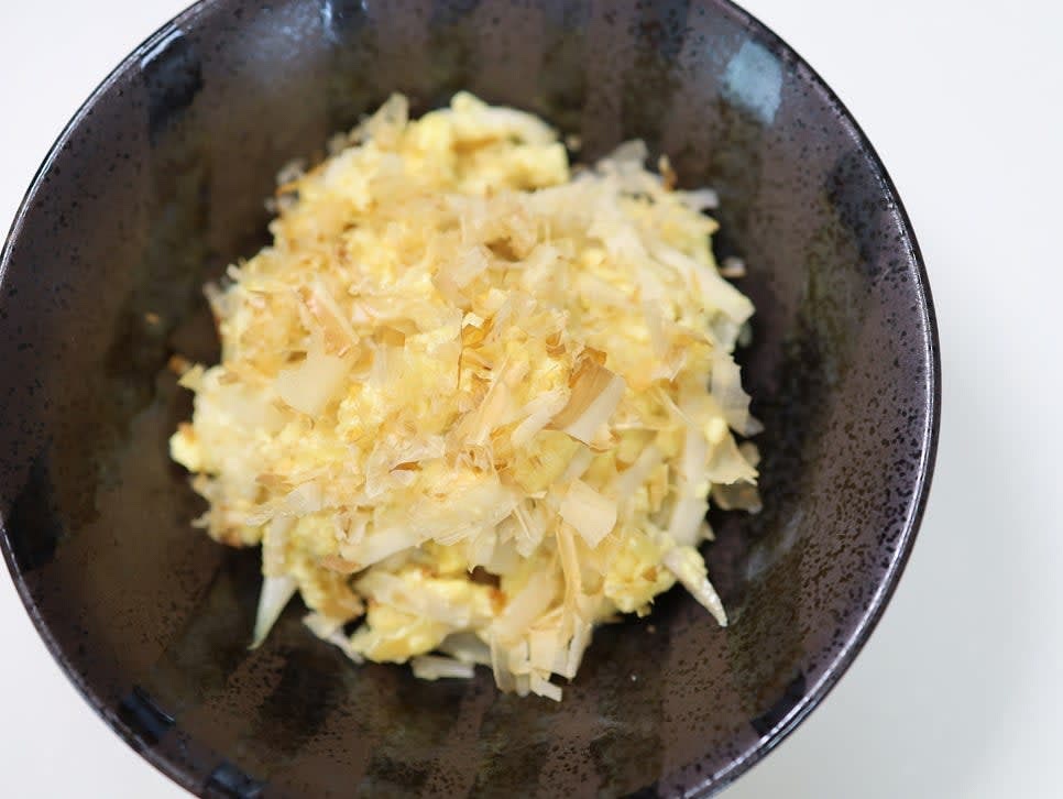 가쓰오부시를 뿌리거나 소스에 참치 액젓을 넣어 맛을 더합니다.