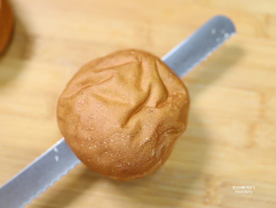 모닝빵을 빵칼로 가로로 자르되 끝은 남겨두고 3/4 정도만 잘라줍니다.
