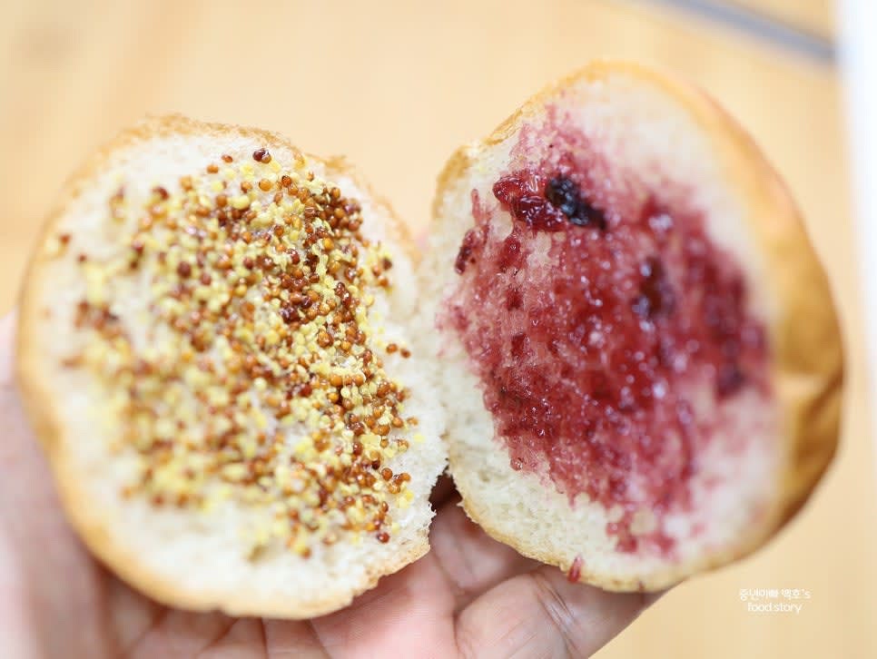 한쪽 면에는 홀그레인 머스터드소스를 1/2스푼 얇게 바릅니다. 다른 한쪽 면에는 딸기 잼 1/2스푼을 얇게 펴 발라줍니다.