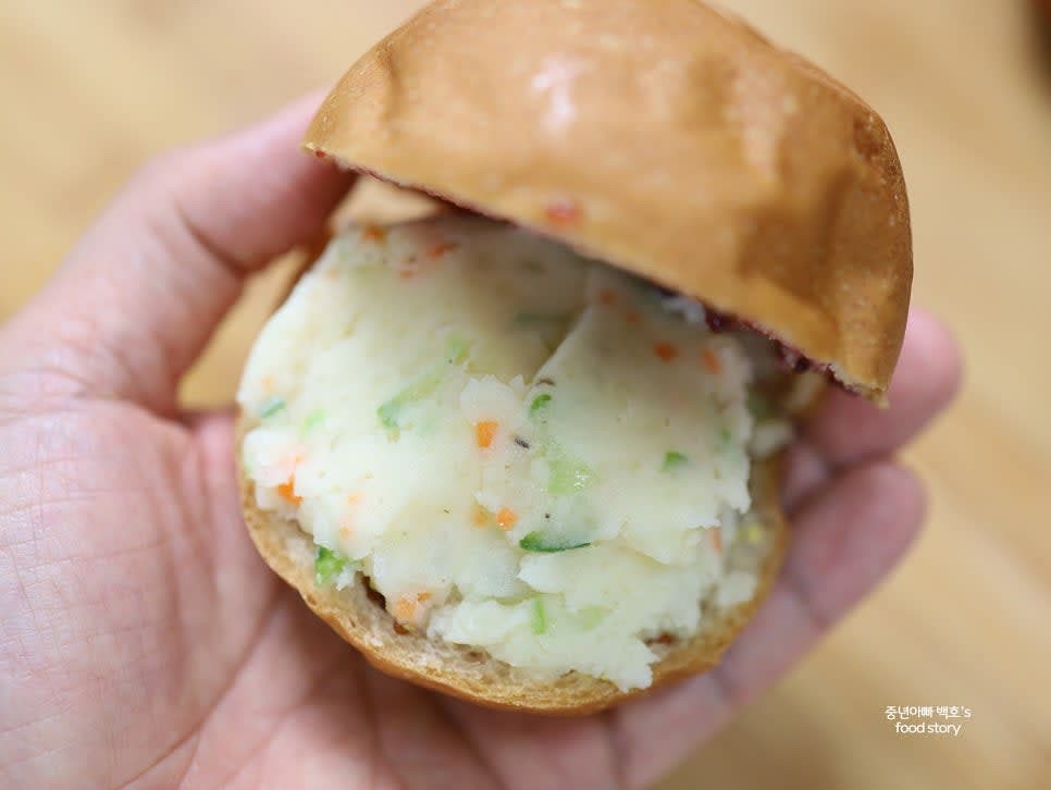 감자샐러드를 빵 안쪽부터 꽉 채워 넣어줍니다.