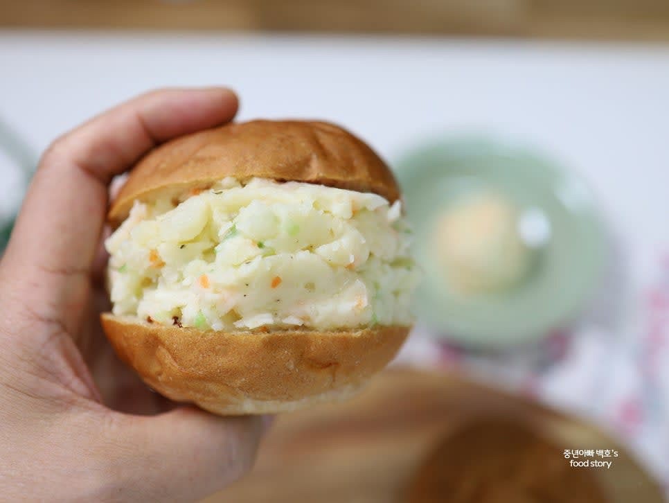 빵의 윗부분을 살짝 눌러 덮어 샌드위치를 완성합니다.