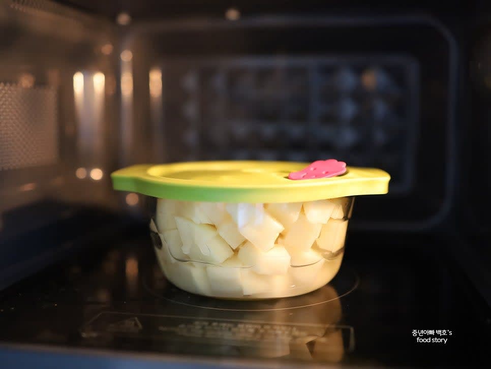 감자를 잘게 썰어 전자레인지 전용 그릇에 담고 물 1/4컵을 부은 후 뚜껑을 닫고 700W 기준 8분간 돌려줍니다.