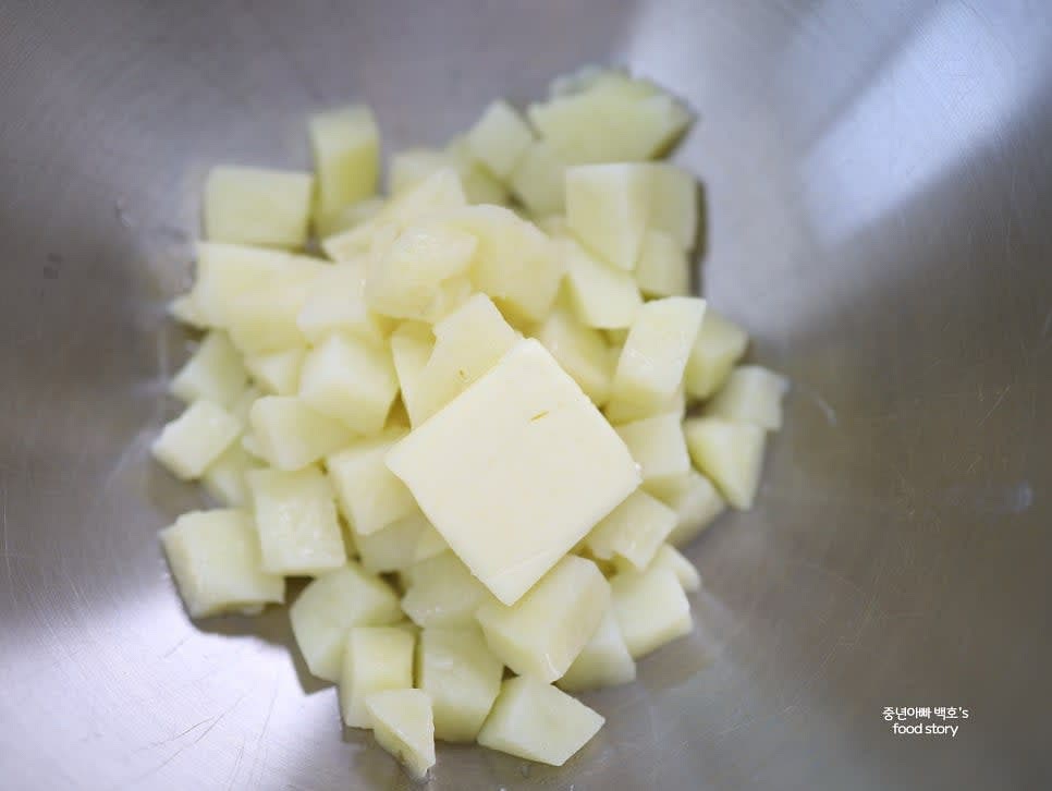 감자가 익으면 물기를 빼고 따뜻한 상태에서 가염버터 1스푼을 넣고 골고루 으깹니다.