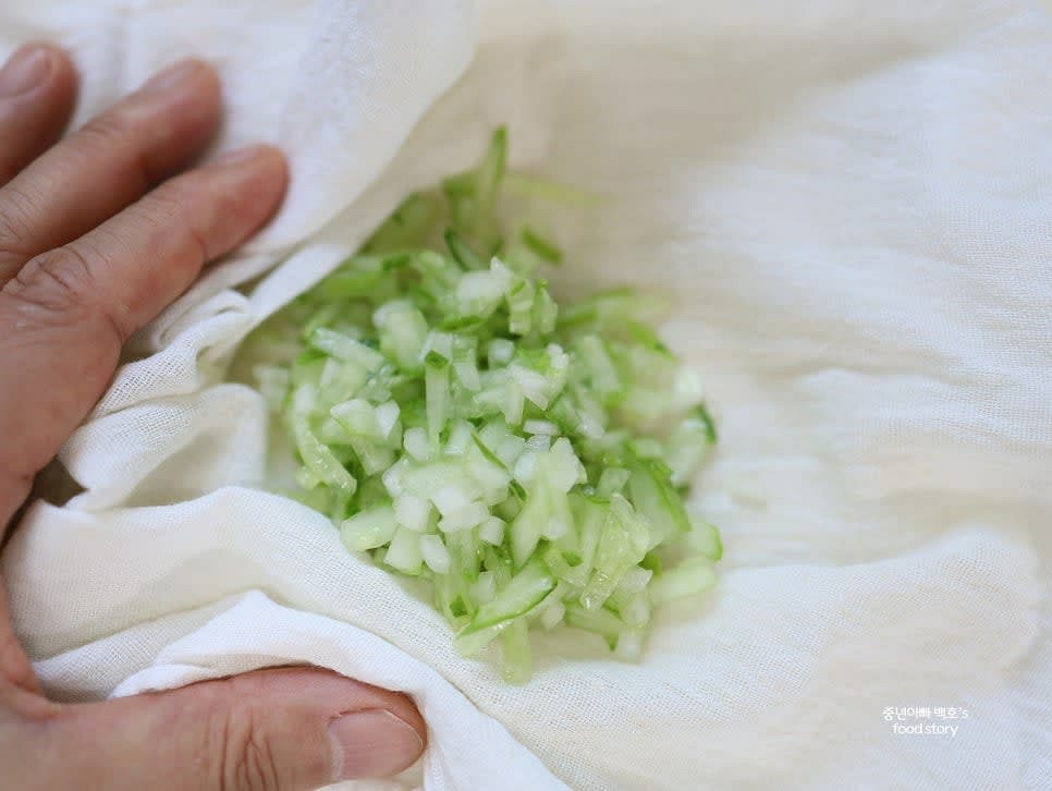 오이와 양파를 각각 잘게 썰어 소금에 절인 후 5분 뒤 물기를 꼭 짜줍니다.