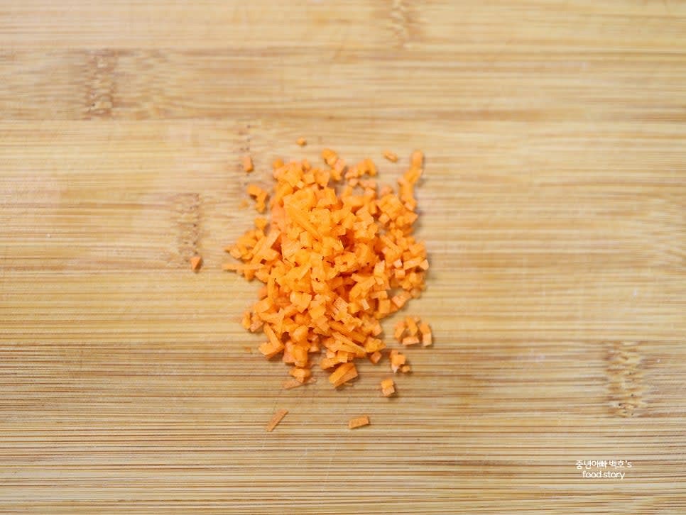 당근도 잘게 썰어 준비합니다.