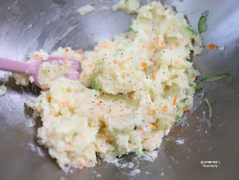 후추를 톡톡 뿌리고 파슬리 가루로 마무리 장식하면 완성됩니다.