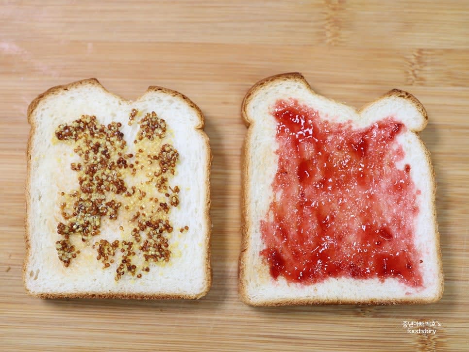 한쪽 식빵에는 딸기잼 1스푼을 바르고, 다른 한쪽에는 홀그레인 머스터드소스를 1스푼 바릅니다.