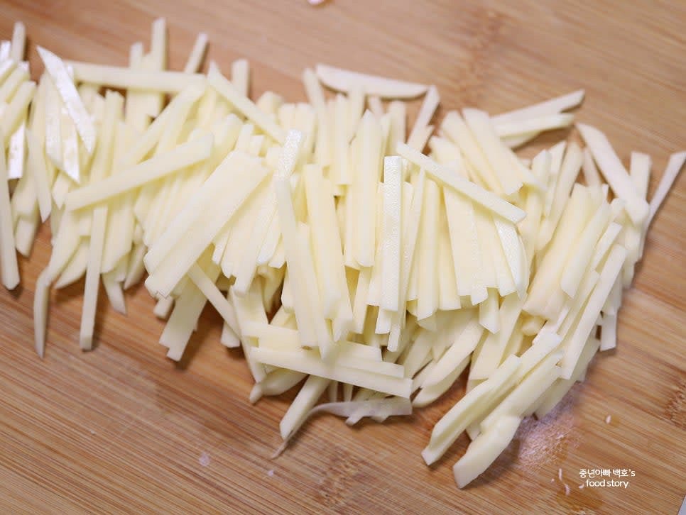 감자를 적당한 크기로 썰어줍니다. 포슬포슬한 식감을 원하면 굵게 썰어주세요.