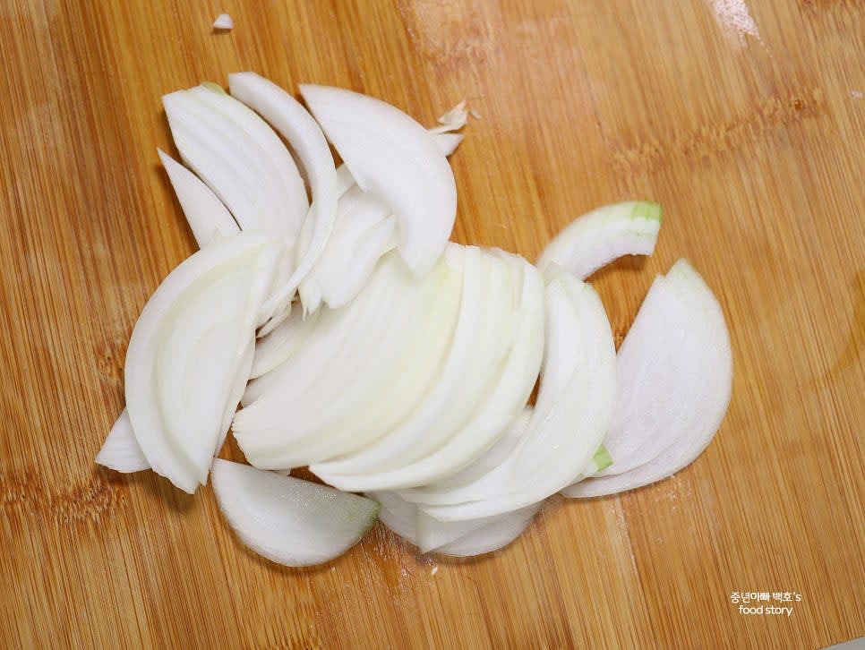 양파와 당근을 채 썰어 준비합니다. 양파는 얇게, 당근은 비슷한 길이로 썰어줍니다.