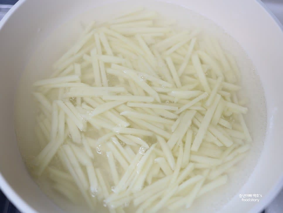 끓는 물에 소금 1/3스푼을 넣고 감자를 넣어 데칩니다. 재료가 익으면 채반에 밭쳐 물기를 뺍니다.