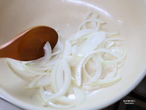 팬에 식용유 2~3스푼을 두르고 양파를 먼저 볶아줍니다.