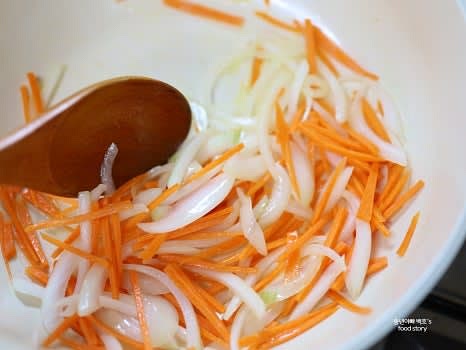 양파가 익으면 당근을 넣고 함께 볶습니다.