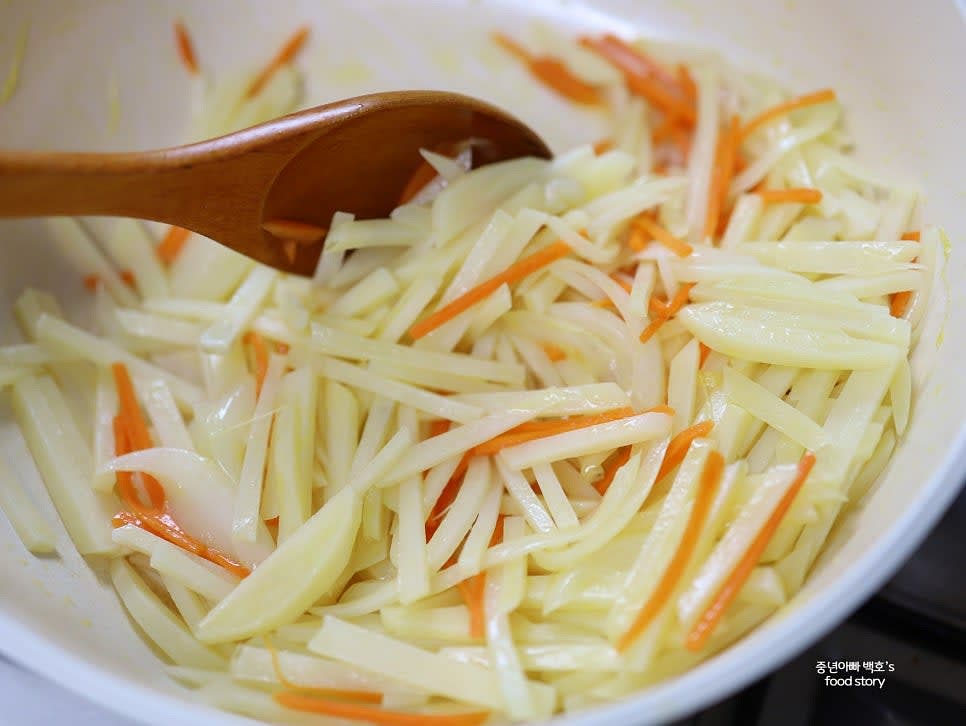 데친 감자를 팬에 넣고 후추와 소금으로 간을 맞춥니다. 재료가 잘 섞이도록 볶아줍니다.