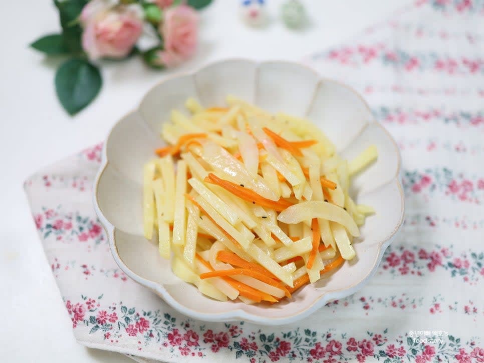 그릇에 담아 완성합니다. 햄이나 소시지를 추가하면 더욱 풍부한 맛을 즐길 수 있습니다.