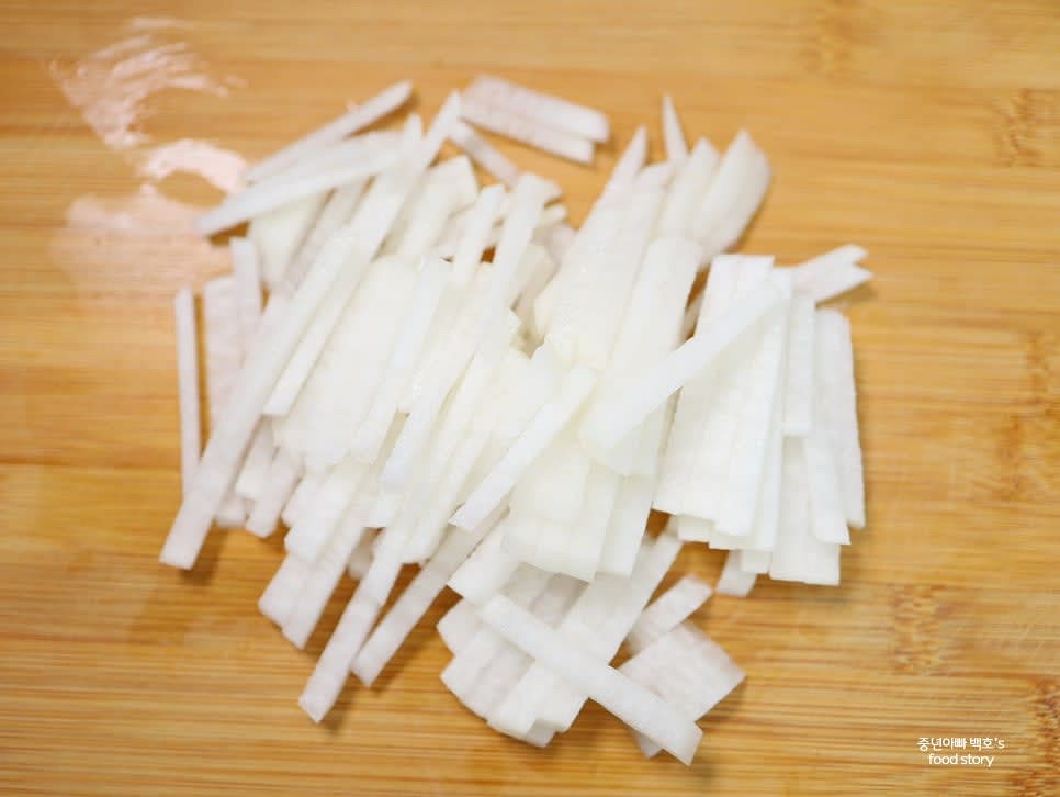 무는 200g 정도 채썰어 준비하고, 대파는 송송 썰어둡니다. 계란은 잘 풀어 준비합니다.