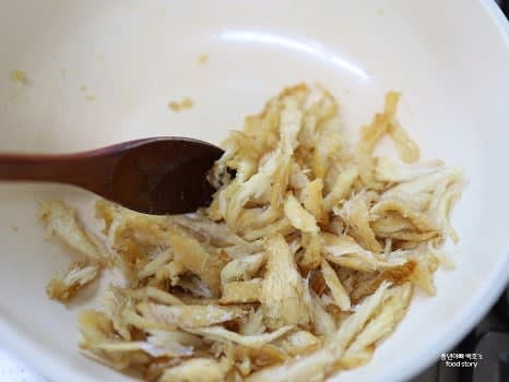 냄비에 참기름 2스푼 반과 식용유 1/2스푼을 두르고 황태채를 먼저 볶아줍니다.