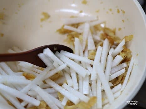 황태채가 볶아지면 채썬 무를 넣고 함께 볶아줍니다.