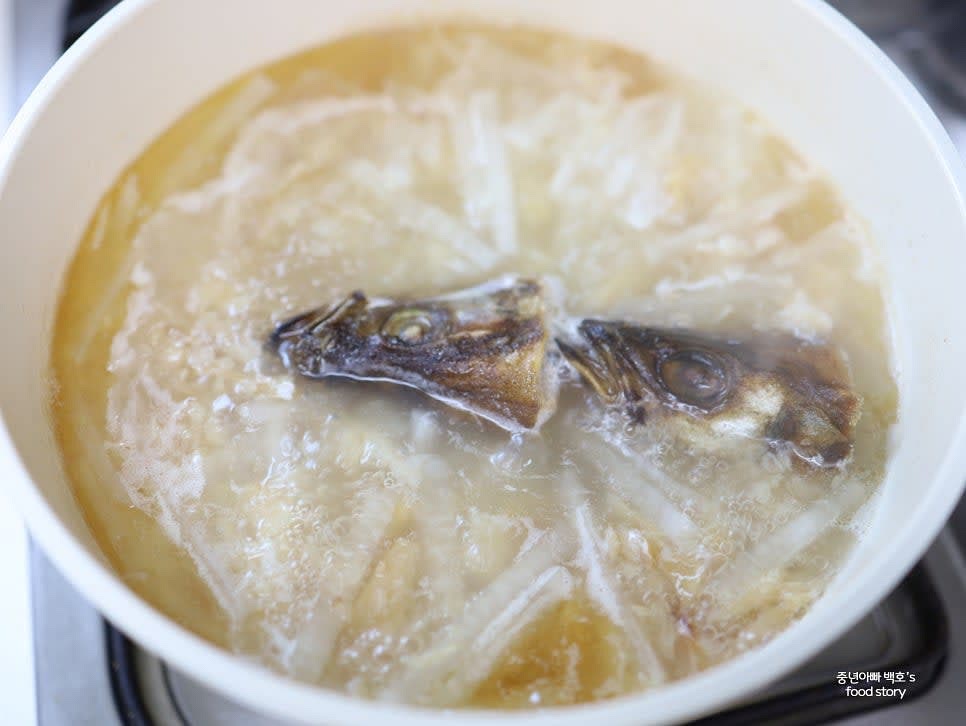 국물이 끓으면 중불로 줄이고 15분 동안 뭉근하게 끓입니다.