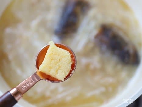 다진 마늘 1스푼, 국간장 1/2스푼, 새우젓 1/2스푼을 넣고 간을 맞춥니다. 부족한 간은 소금으로 조절합니다.