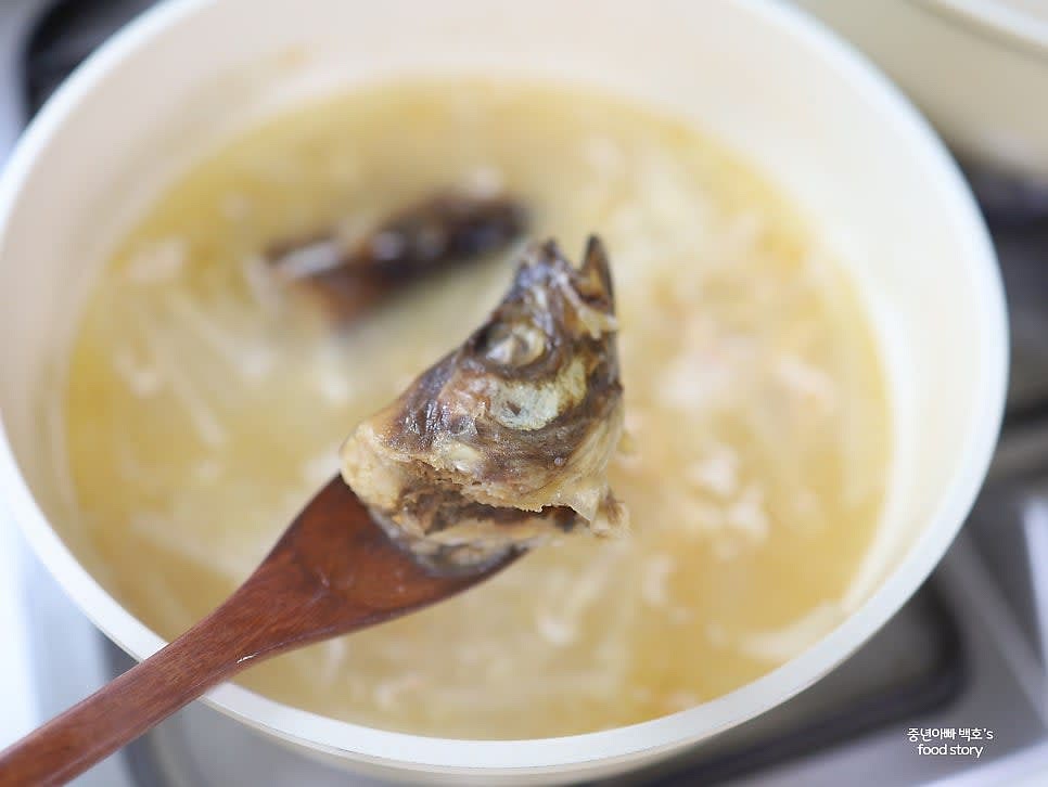 머리를 건져내고 송송 썬 대파를 넣어 한소끔 끓입니다.