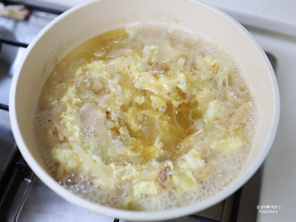 계란 물을 빙 둘러 가면서 넣고 저어주지 않고 그대로 익혀줍니다.