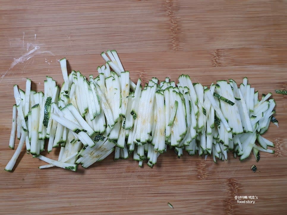 쥬키니 호박은 깨끗이 씻어 적당한 두께로 채를 썰어 준비합니다.
