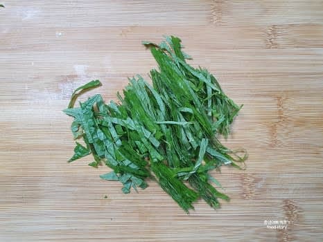 깻잎은 반으로 자른 후 채를 썰어 준비합니다.