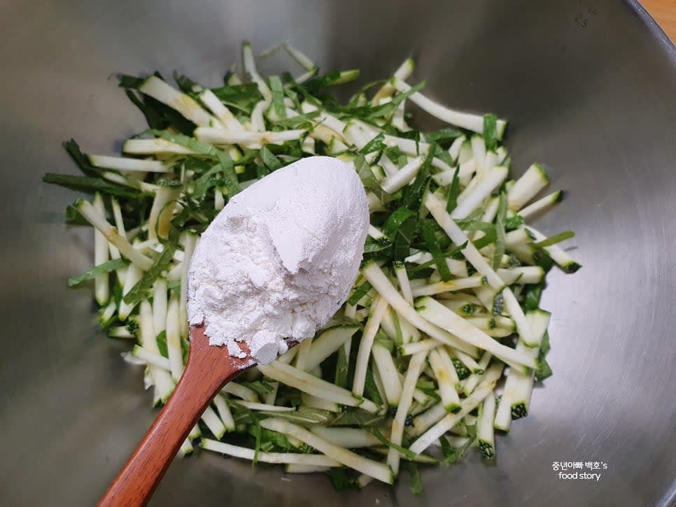 밀가루 3스푼을 채 썬 재료에 넣고 손으로 골고루 버무립니다. 밀가루가 부족하면 조금 더 추가합니다.