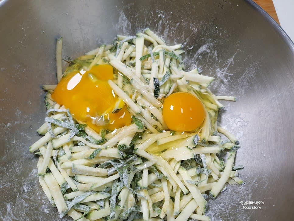 계란 2알을 넣고 재료가 잘 섞이도록 반죽을 만듭니다.