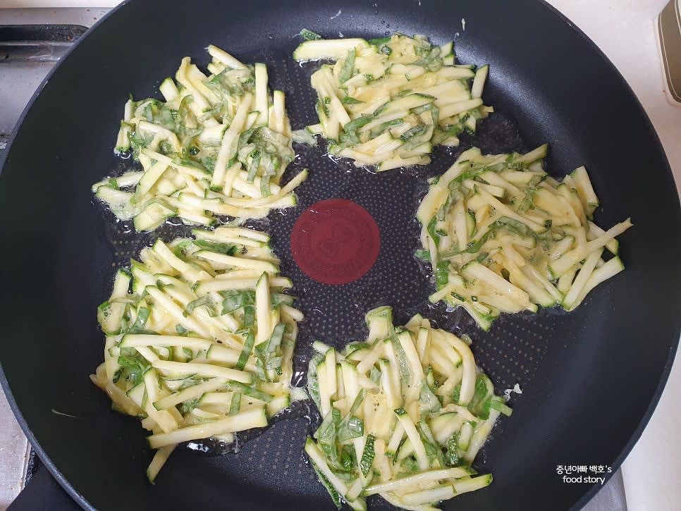 팬에 식용유를 두르고 동그랗게 반죽을 올려 노릇하게 양면을 부칩니다.