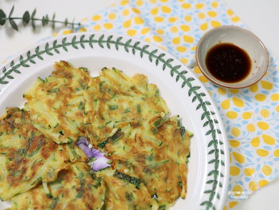 간장 2스푼, 식초 1/2스푼, 고춧가루 약간을 섞어 양념장을 만듭니다. 호박전과 함께 곁들여 드시면 됩니다.