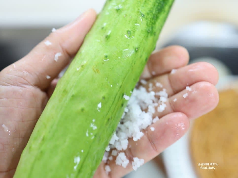 오이를 깨끗이 씻어 소금으로 문질러 소독한 후 길게 채를 썰어 주세요.