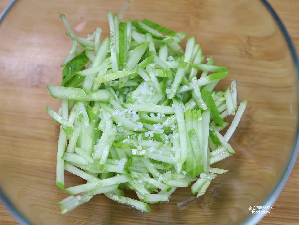 오이에 소금 1/2스푼을 넣고 10분간 절여줍니다. 이후 물기를 손으로 꼭 짜서 준비합니다.